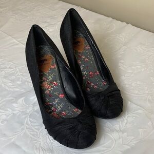 Black Women's Heels pump slip shoe size 9 shantung fabric. Rocket Dog